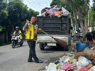 Usai Dilantik, Wawako Pekanbaru Ikut Turun Menyapu Jalan